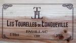 Bordeaux rouge. Caisse en bois contenant six bouteilles Les Tourelles...