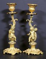 Paire de bougeoirs de style Louis XV en bronze deux...