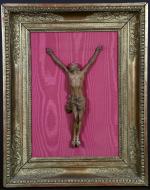 Christ en bois sculpté dans un cadre en bois doré...