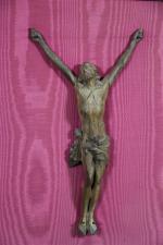 Christ en bois sculpté dans un cadre en bois doré...