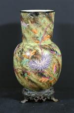 Vase balustre en céramique à décor émaillé de fleurs et...