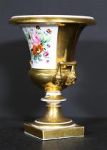 PARIS : Vase Médicis en porcelaine de Paris à décor...