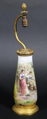 Lampe en porcelaine à décor peint tournant d'une scène paysanne...
