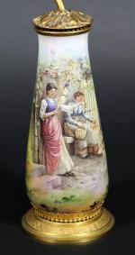 Lampe en porcelaine à décor peint tournant d'une scène paysanne...