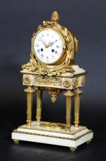 Pendule portique de style Louis XVI en bronze doré et...