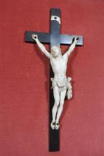 Christ en ivoire sculpté, ép. XIX's. Haut. tête-pieds : 19,5...