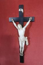 Christ en ivoire sculpté, ép. XIX's. Haut. tête-pieds : 19,5...