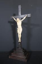 Christ en ivoire sculpté d'époque XIX's. Haut. tête-pieds : 16,8...