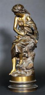 MOREAU Mathurin (1822-1912) : Jeune mère protégeant son enfant. Bronze...