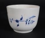 CHANTILLY : Pot en porcelaine tendre à décor "à la...