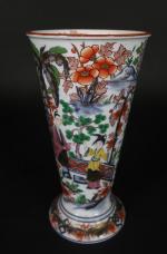 BAYEUX, période J. LANGLOIS (1812-1830) : Grand vase cornet en...