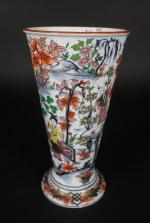 BAYEUX, période J. LANGLOIS (1812-1830) : Grand vase cornet en...