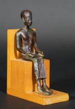 EGYPTE : Imhotep assis tenant dans ses mains une tablette...