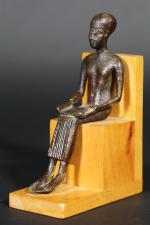 EGYPTE : Imhotep assis tenant dans ses mains une tablette...
