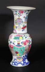 CHINE : Vase de forme Yen-Yen en porcelaine à décor...