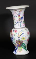 CHINE : Vase de forme Yen-Yen en porcelaine à décor...