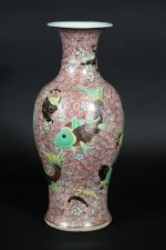CHINE : Vase en porcelaine à décor polychrome de poissons,...