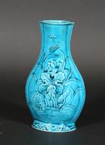 CHINE : Vase balustre de forme aplatie en porcelaine émaillée...