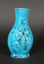CHINE : Vase balustre de forme aplatie en porcelaine émaillée...