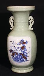 CHINE : Grand vase de forme balustre en porcelaine et...