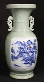 CHINE : Grand vase de forme balustre en porcelaine et...