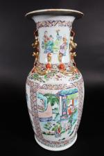 CHINE : Vase en porcelaine à décor polychrome de scènes...