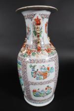 CHINE : Vase en porcelaine à décor polychrome de scènes...
