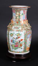 CHINE-CANTON : Vase en porcelaine à décor polychrome de scènes...