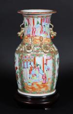 CHINE-CANTON : Vase en porcelaine à décor polychrome de scènes...
