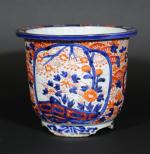 JAPON : Cache-pot en porcelaine à décor de branches fleuries...