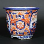 JAPON : Cache-pot en porcelaine à décor de branches fleuries...