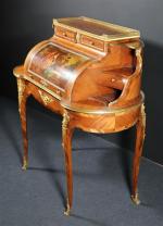 Bureau rognon à cylindre de style Louis XV en bois...