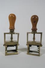Deux tampons encreurs en bronze doré vers 1900, poignées en...