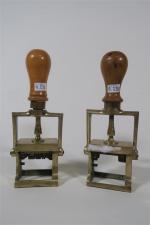 Deux tampons encreurs en bronze doré vers 1900, poignées en...