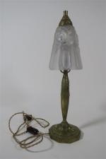 Lampe vers 1930 le réflecteur en verre moulé givré à...