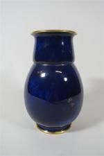 SEVRES Manufacture Nationale. Vase en porcelaine à fond bleu nuit...