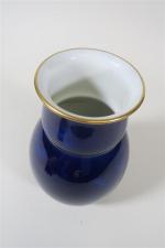 SEVRES Manufacture Nationale. Vase en porcelaine à fond bleu nuit...