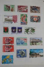Carton contenant de nombreux timbres oblitérés et neufs en vrac...