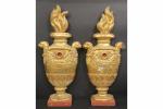 *Paire d'éléments décoratifs d'applique en bois doré sculpté en forme...