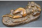 *Ecole française vers 1830 : Femme nue allongée. Bronze patiné