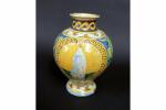 SICILE : Vase boule à décor polychrome dans un cartouche...