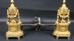 *Paire de chenets de style Louis XVI en bronze doré...