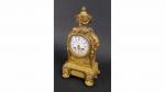 Pendule borne de style Louis XVI en bronze doré à...