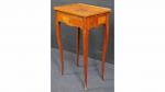 *Petite table de salon de style Louis XV en bois...