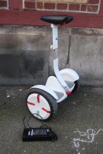 SEGWAY - Ninebot Minipro. Gyropode électrique blanc, avec son chargeur....