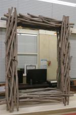 Un miroir à contours en bois flotté. 105 x 80...