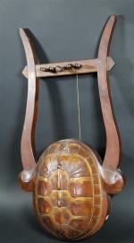 Lyre en bois sculpté de forme de carapace de tortue...