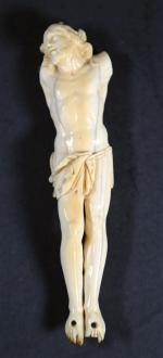 Christ en ivoire sculpté, ép. XVIII's. Haut. : 16 cm...