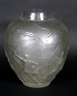 LALIQUE René (1860-1945) : Vase "Archers" en verre blanc soufflé-moulé...
