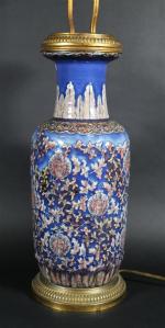 CHINE : Vase balustre en porcelaine à décor sur fond...